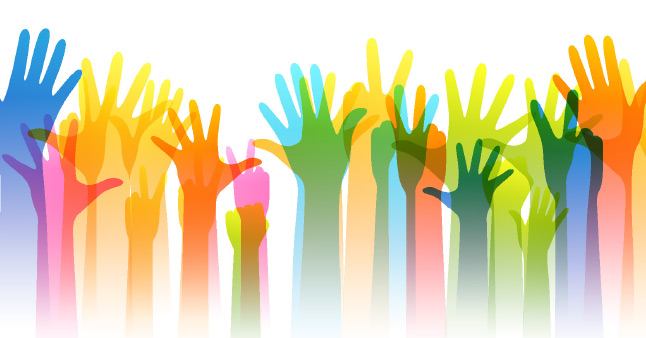 Bunte Hände, die wie zu einer Abstimmung nach oben gehalten werden